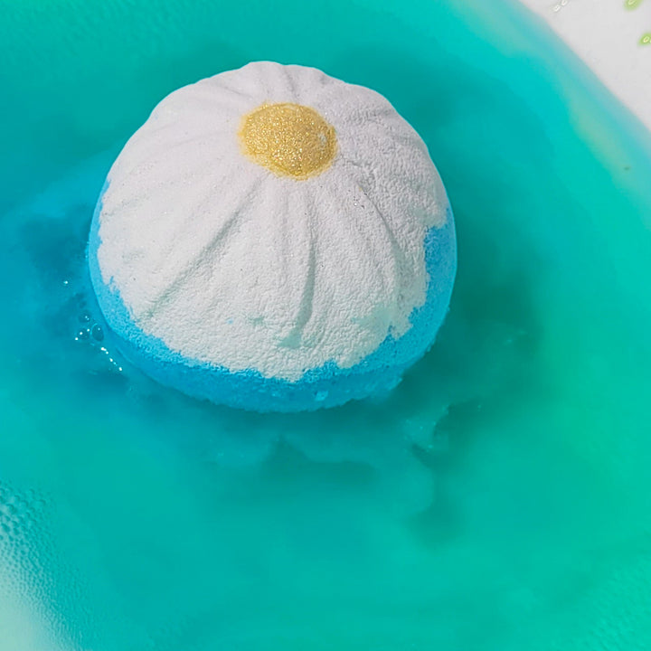 Bomb Cosmetics Daisy Daisy Bath Blaster