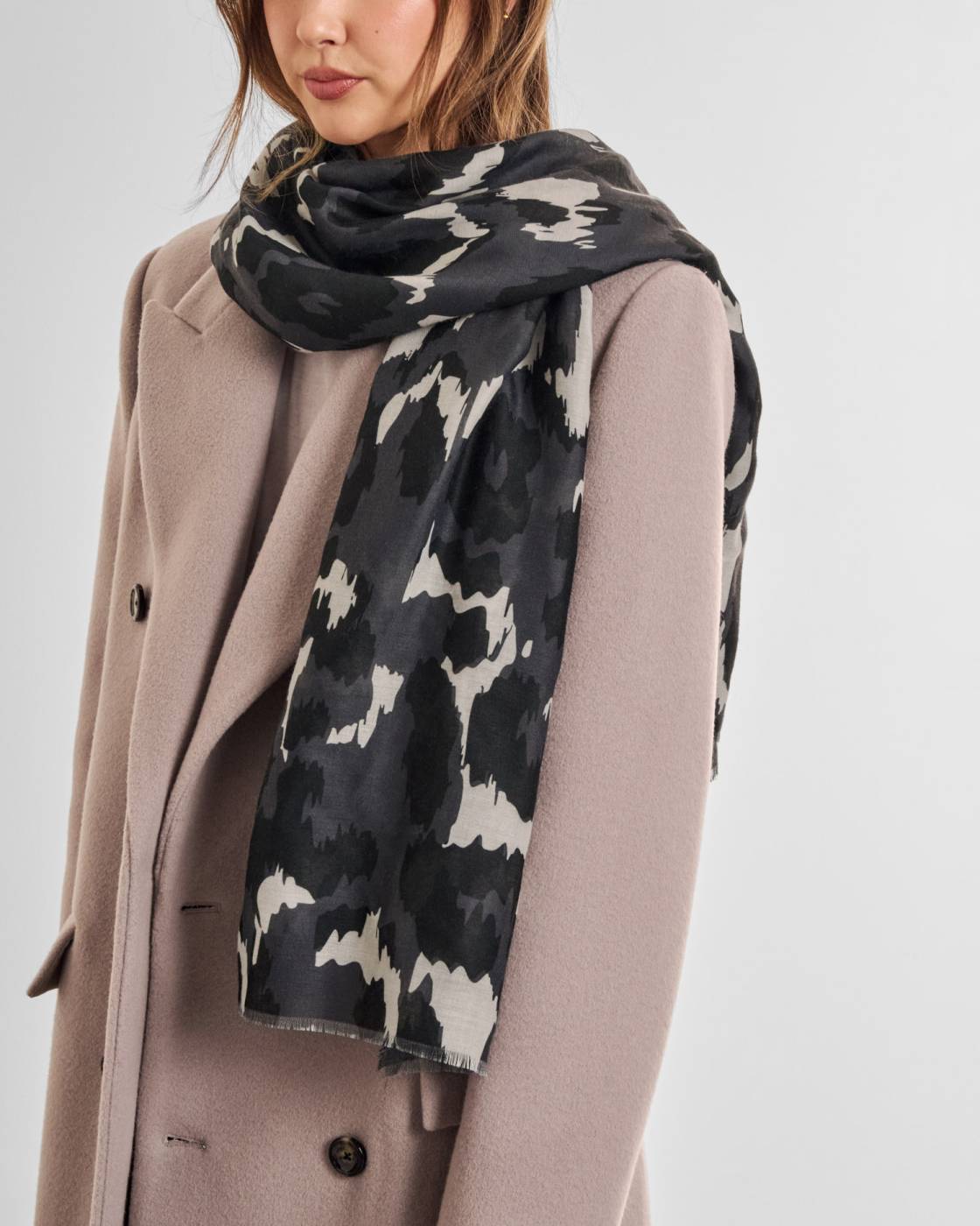 Katie Loxton Printed Scarf Brush Stroke Leopard Grey/Black/White